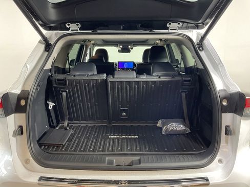 New 2026 Toyota Highlander Platinum image 21