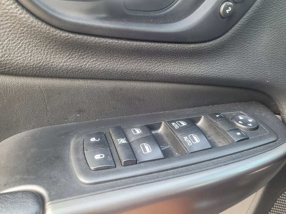 Used 2019 Jeep Cherokee Limited FWD image 27