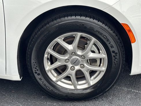 Used 2024 Chrysler Pacifica Touring-L image 12