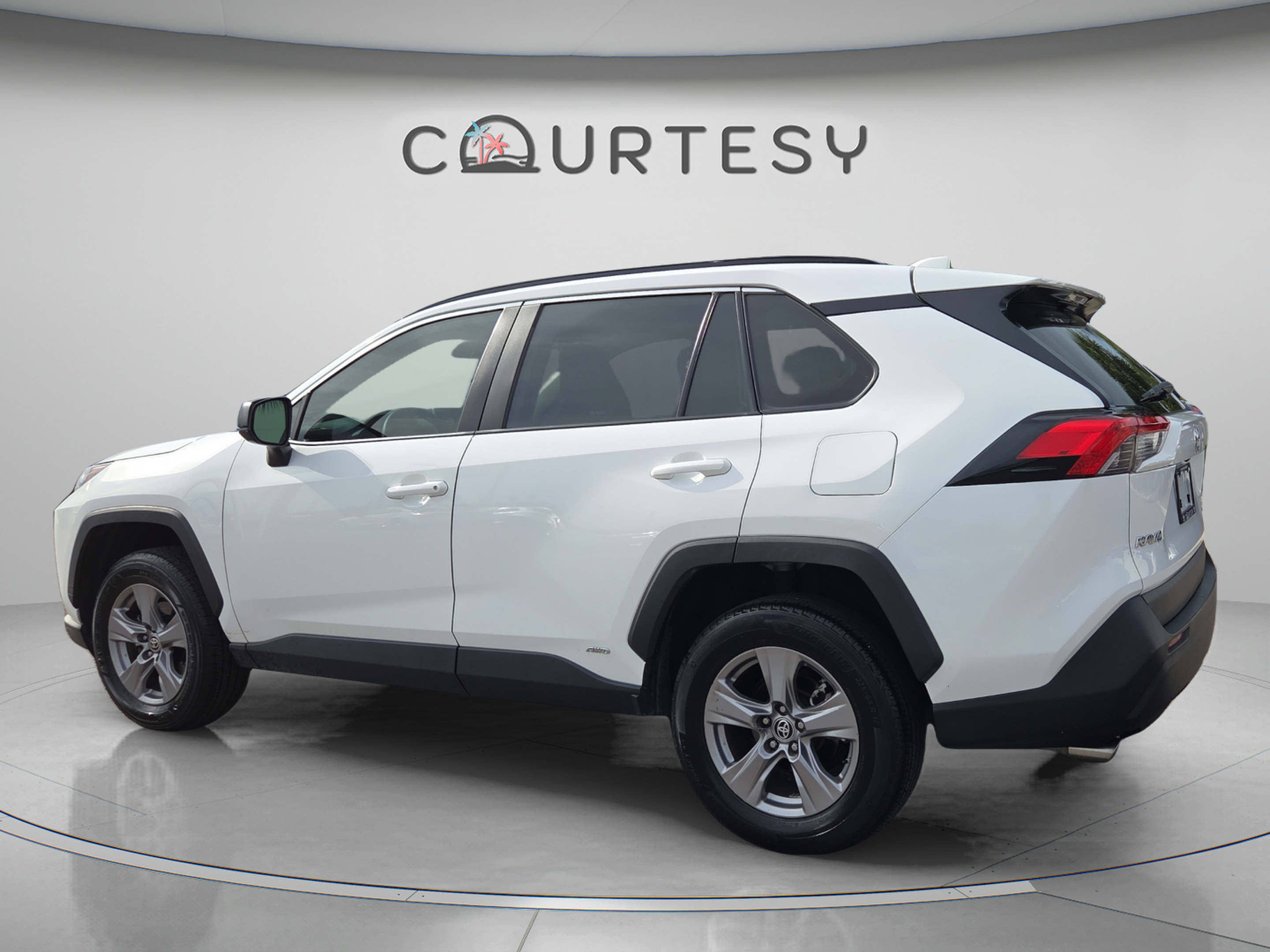 Used 2024 Toyota RAV4 LE AWD/4WD image 3