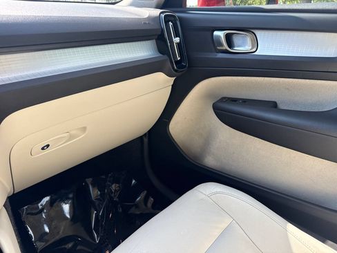 Used 2019 Volvo XC40 T4 Momentum FWD image 17