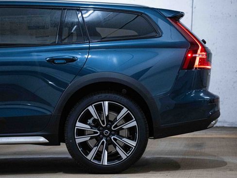 New 2026 Volvo V60 B5 Cross Country Ultra w/ Climate Package AWD/4WD image 4