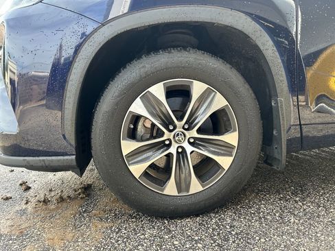 Used 2021 Toyota Highlander XLE image 6