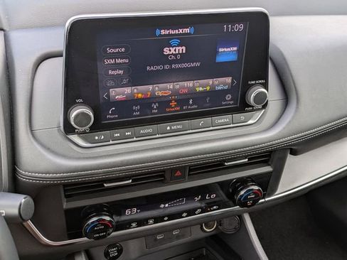 Used 2025 Nissan Rogue SV image 18