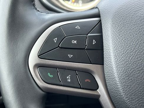 Used 2019 Jeep Cherokee Latitude Plus w/ Cold Weather Group AWD/4WD image 20