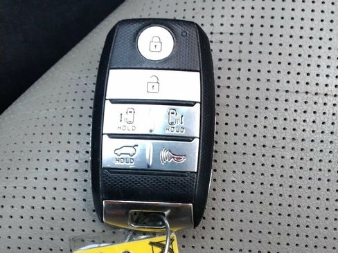 Used 2018 Kia Sedona LX w/ LX Essentials Premium Package image 30