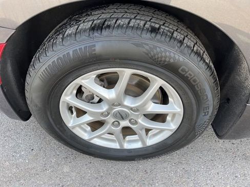 Used 2023 Chrysler Pacifica Touring-L FWD image 18