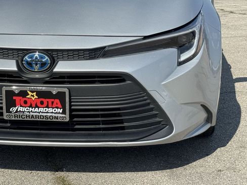 Used 2025 Toyota Corolla LE FWD image 8