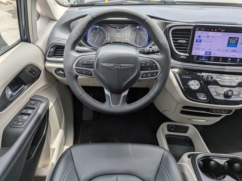 Used 2024 Chrysler Pacifica Touring-L AWD/4WD image 25