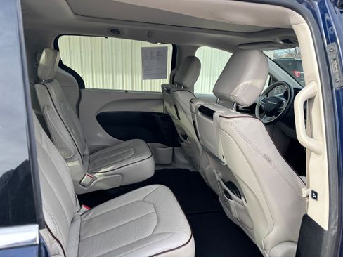 Used 2017 Chrysler Pacifica Limited w/ UConnect Theater Package image 14