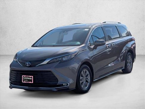 Used 2024 Toyota Sienna XLE image 3