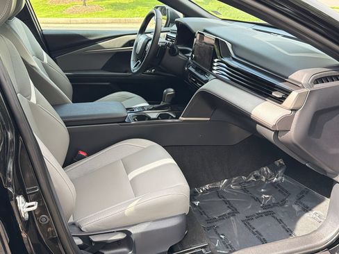 Used 2025 Toyota Camry SE w/ Convenience Package FWD image 11