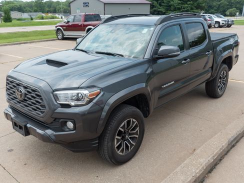 Used 2022 Toyota Tacoma TRD Sport AWD/4WD image 4