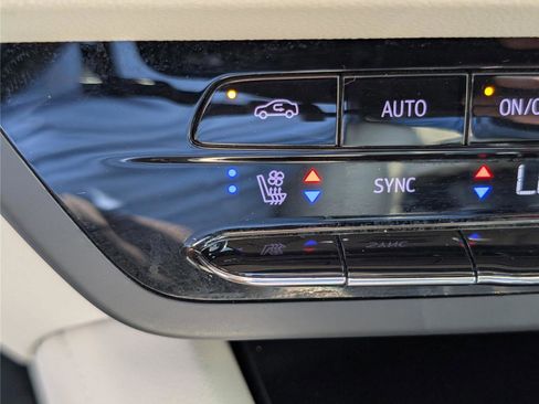 Used 2023 Buick Envision Avenir AWD/4WD image 29