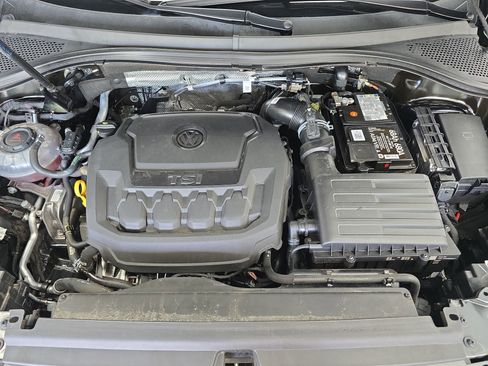 Used 2022 Volkswagen Tiguan SE w/ Panoramic Sunroof Package image 31