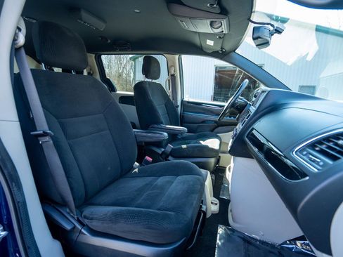 Used 2016 Dodge Grand Caravan SE FWD image 14