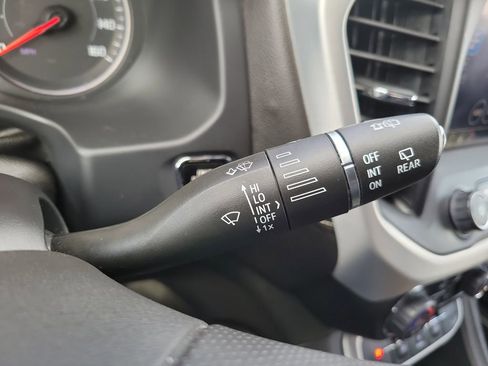 Used 2022 GMC Acadia SLE image 16