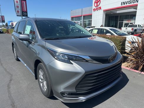 Certified 2026 Toyota Sienna XLE FWD image 1