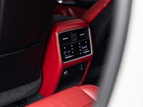 Certified 2023 Porsche Cayenne Turbo AWD/4WD image 36