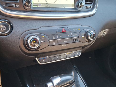 Used 2018 Kia Sorento SX image 19