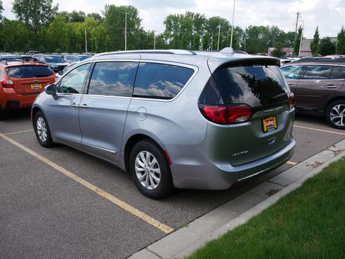 Used 2019 Chrysler Pacifica Touring-L FWD image 4
