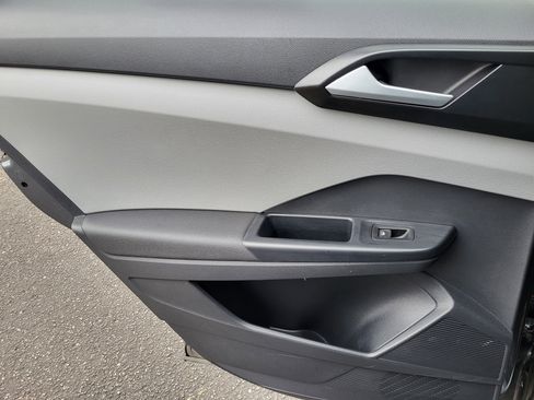 Used 2022 Volkswagen Taos SE w/ Panoramic Sunroof Package image 11