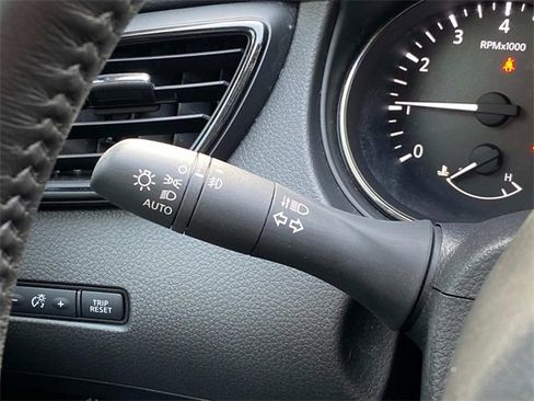 Used 2019 Nissan Rogue SV w/ Premium Package image 22