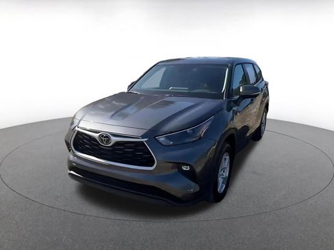 Used 2025 Toyota Highlander LE image 7