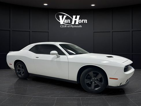 Used 2019 Dodge Challenger SXT RWD image 1