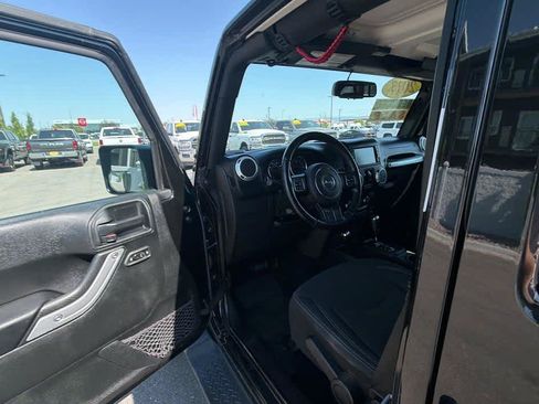 Used 2017 Jeep Wrangler Unlimited Sahara w/ Connectivity Group AWD/4WD image 11