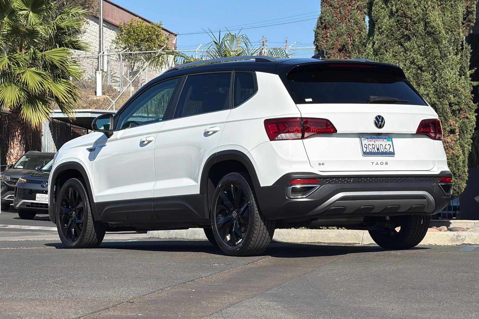 Used 2023 Volkswagen Taos SE w/ Panoramic Sunroof Package FWD image 6