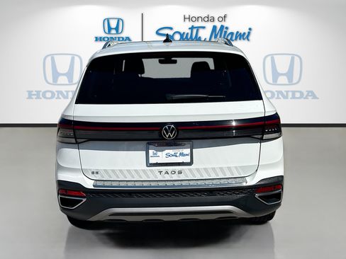 Used 2025 Volkswagen Taos SE image 6