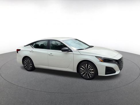 Used 2026 Nissan Altima 2.5 SV FWD image 2