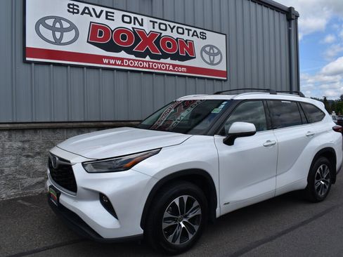 Used 2022 Toyota Highlander XLE AWD/4WD image 1