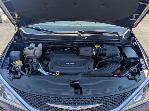 Used 2018 Chrysler Pacifica Touring Plus FWD image 42