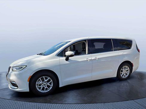 Used 2023 Chrysler Pacifica Touring-L FWD image 13