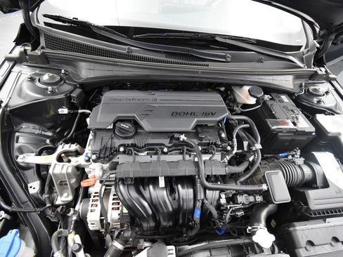 Used 2022 Hyundai Elantra Limited image 16