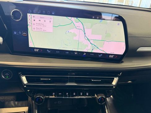 Used 2025 Chevrolet Traverse LT image 11