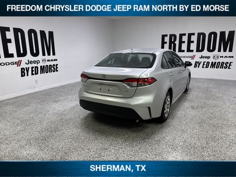 Used 2025 Toyota Corolla LE FWD image 4