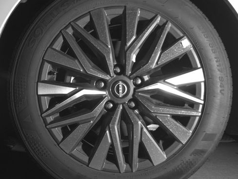 Used 2025 Nissan Altima 2.5 SV FWD image 12