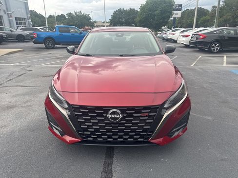 Used 2023 Nissan Altima 2.5 SR w/ SR Premium Package FWD image 2