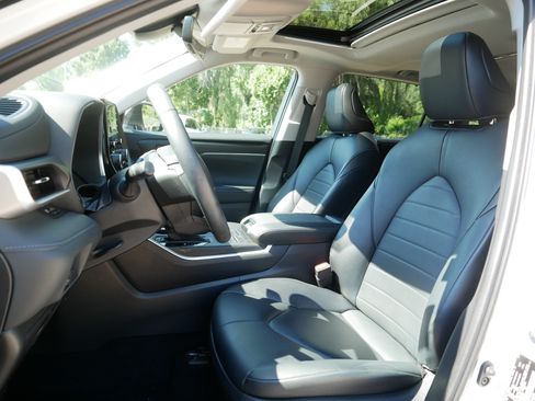 Used 2022 Toyota Highlander XLE AWD/4WD image 35
