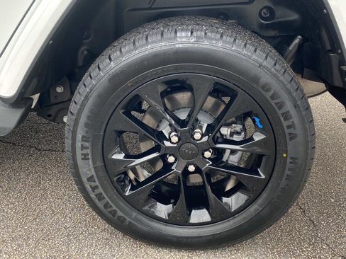 Used 2023 Jeep Wrangler Sahara image 14