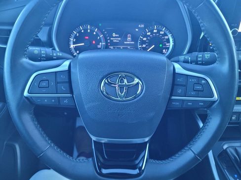 Used 2023 Toyota Highlander AWD image 25