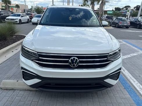 Used 2023 Volkswagen Tiguan SE w/ Panoramic Sunroof Package FWD image 2