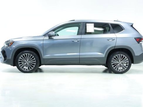 New 2025 Volkswagen Taos SE w/ Panoramic Sunroof Package FWD image 4