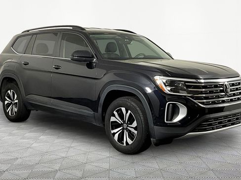 Used 2024 Volkswagen Atlas SE image 3