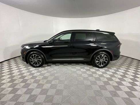 Used 2025 Lincoln Nautilus Premier AWD/4WD image 2