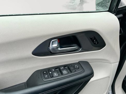 Used 2023 Chrysler Pacifica Touring-L FWD image 25