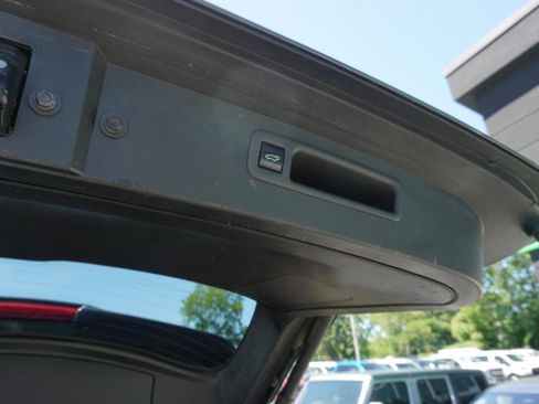 Used 2021 Toyota Highlander XLE AWD/4WD image 12